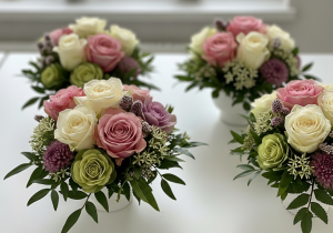 Kleine Tischgestecke mit Rosen