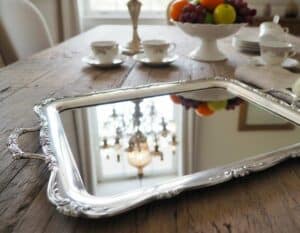 Ein Spiegel Serviertablett